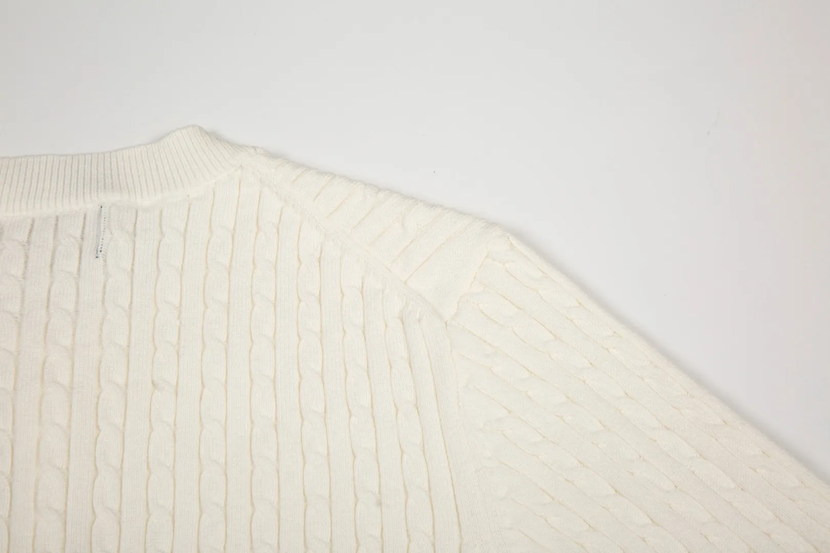 P196 White background picture [Evergreen for all seasons] Style number: 25123# Color: black/navy blue/almond/white Size: S-XL - Ralph Lauren/Ralph Lauren 2025FW Zhao Lusi's same solid color logo knitted versatile fine twist knitted buttoned long-sleeved cardigan - RL's classic fine twist cardigan 21S quality cotton yarn A cardigan that can be worn in all seasons Can be matched inside or outside Simple and clean basic color matching The upper body is clean and flawless. The comfort brought by imported cotton yarn is soft. An item that cannot be rejected.